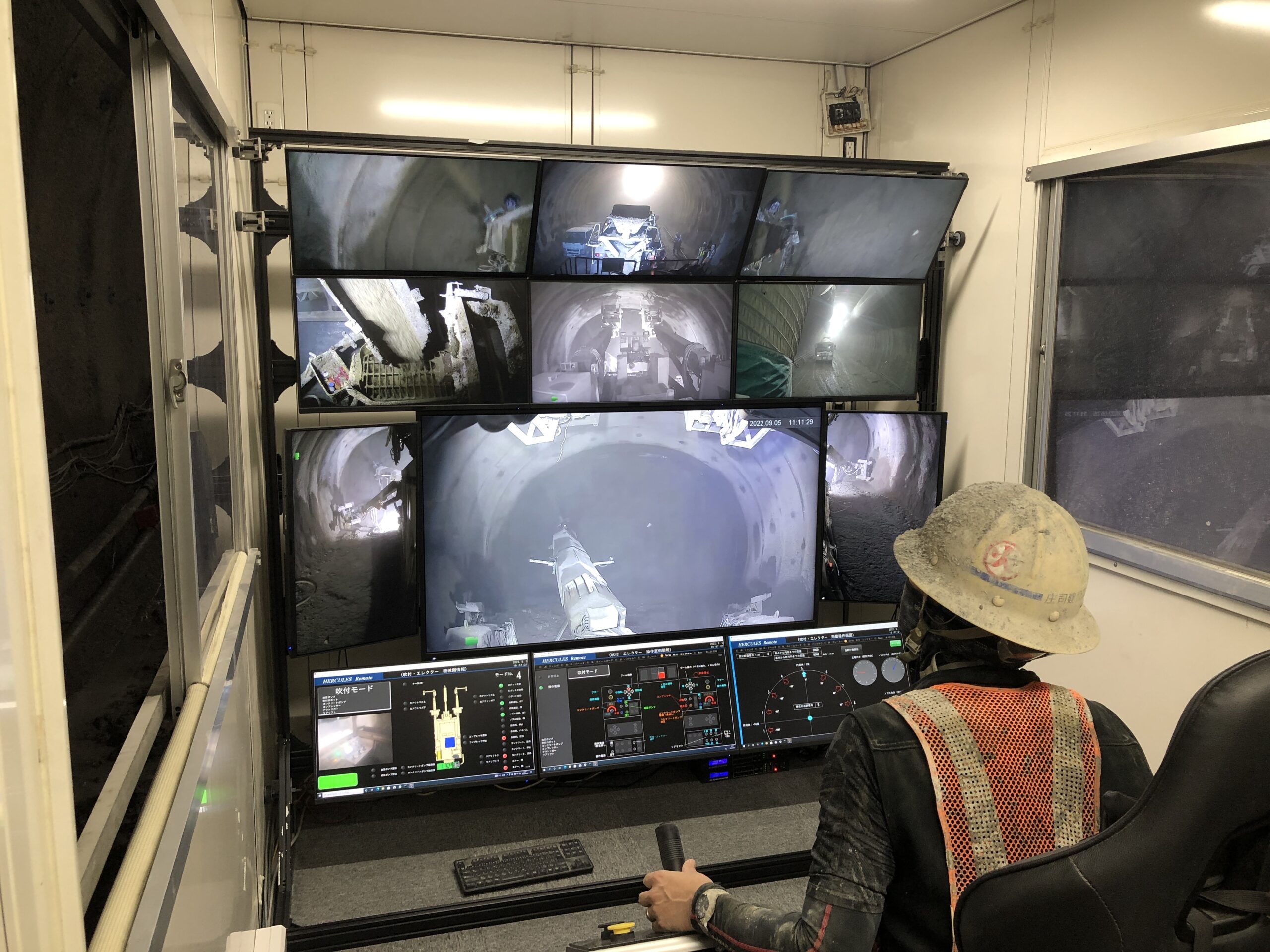 コンクリート吹付け機の遠隔操作システム
遠隔操作室からの吹付作業状況
（遠隔操作室内部の様子）